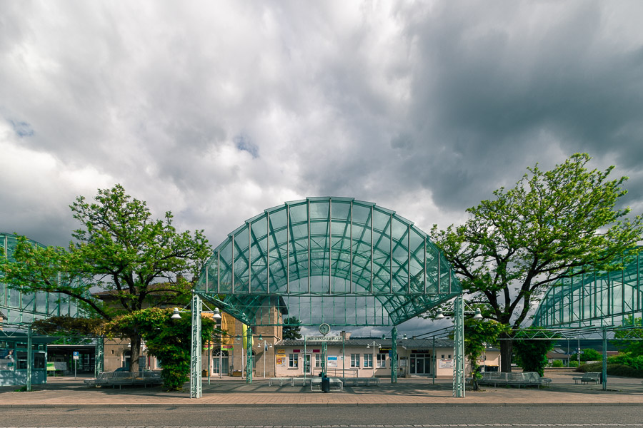 Bahnhofsgebäude mit Vorplatz von Weinstadt Endersbach