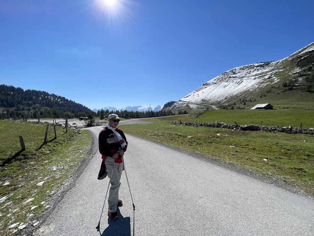 Marion beim Genußwandern mit erstem Schnee am Trattberg