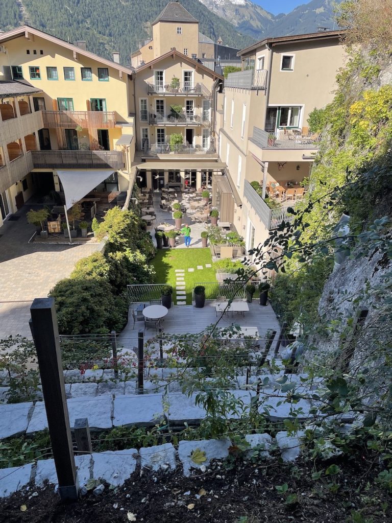 Blick vom Kräutergarten am Berg auf das Hotel Döllerer