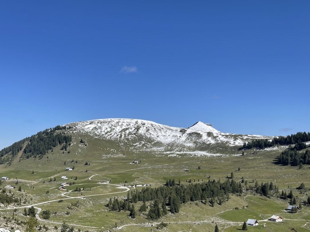 Bergpanorama Trattberg mit erstem Schnee im September
