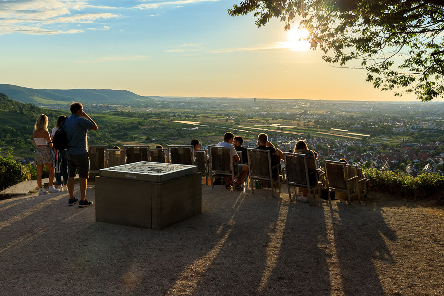 Remstalkino in Weinstadt mit Menschen, die ins Tal blicken und den Sonnenuntergang genießen