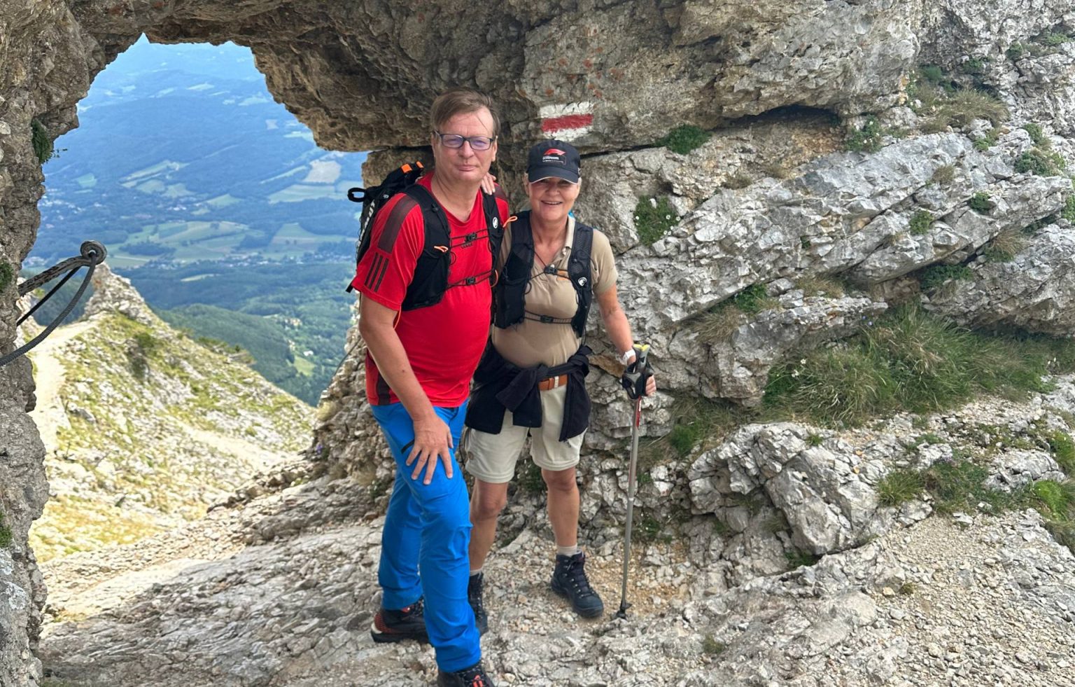 Am steinernen Törl angekommen. Die Strecke geht vom Knappenhof bis zu diesem imposanten Steintor.