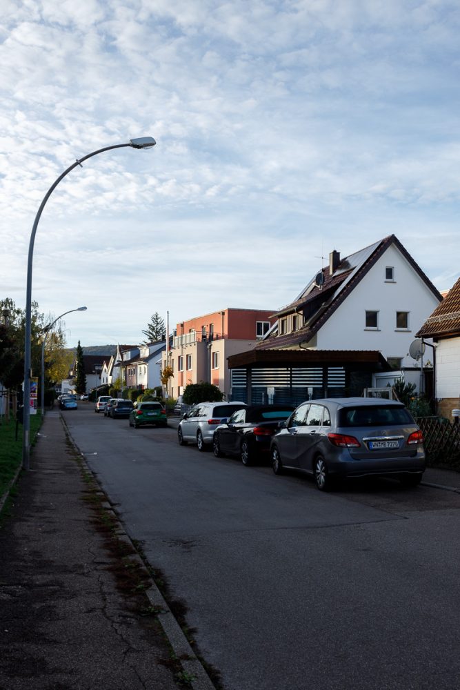 Der Kernenturm-Weg führt durch ein Wohngebiet in Rommelshausen