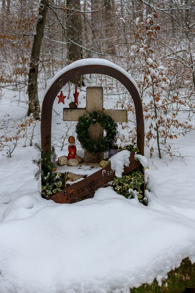 Gedenkstein im Wald